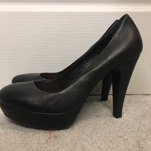 Black leather platform pumps by Fornarina